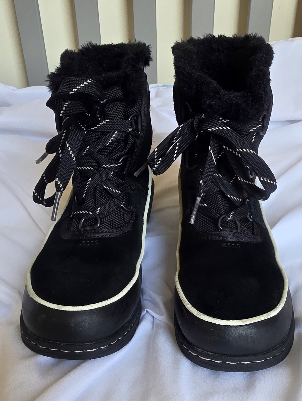 Sorel Black Kids Faux-Fur Lace-Up Winter Boots with Contrast Trim Size 3 - Picture 3 of 11